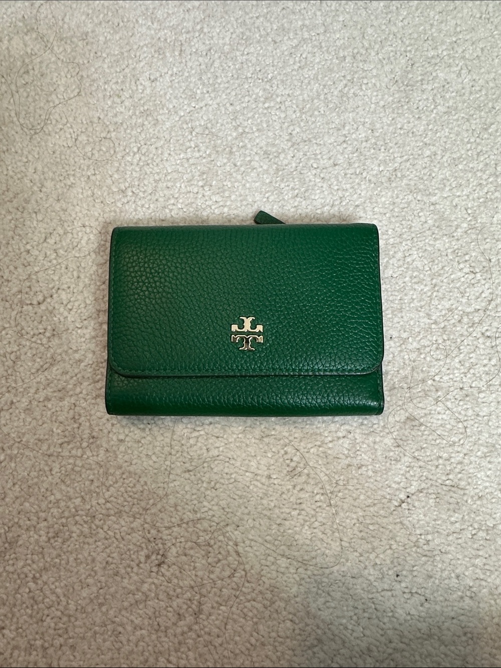 Tory Burch Emerald Green Pebbled Leather Compact Wallet with Gold Logo